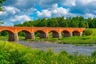 Letonya 'da Venta nehri üzerindeki Kuldiga tuğla köprüsü.