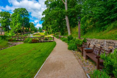 Letonya 'nın Kuldiga kentindeki Yeşil Kale Parkı.