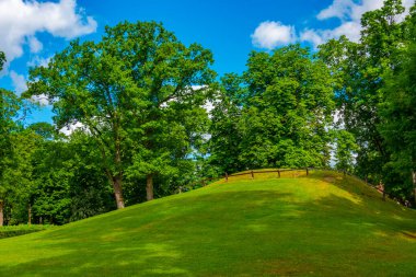 Letonya 'nın Kuldiga kentindeki Yeşil Kale Parkı.