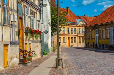 Letonya 'nın Kuldiga köyündeki eski evler.