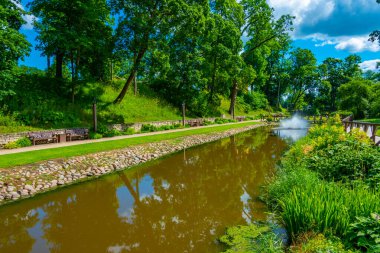 Letonya 'nın Kuldiga kentindeki Yeşil Kale Parkı.
