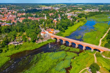 Letonya 'nın Kuldiga kentinin Panorama manzarası.