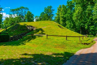 Letonya 'nın Kuldiga kentindeki Yeşil Kale Parkı.