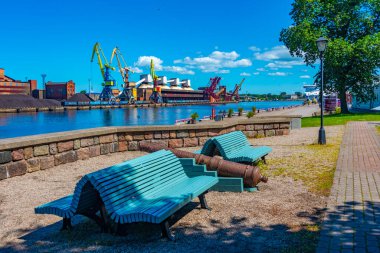 Letonya 'nın Ventspils limanında deniz kenarında gezinti.