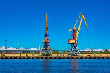 Letonya, Ventspils limanındaki sanayi tesisleri.