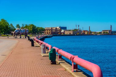 Letonya, Ventspils 'de deniz kenarı gezintisi.