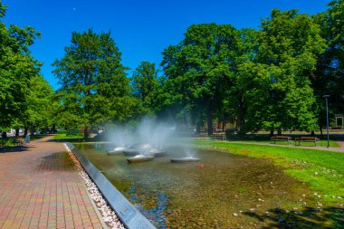 Letonya 'nın Ventspils kasabasındaki yeşil park.