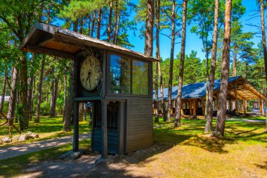 Letonya 'nın Ventspils kentindeki Deniz Kenarı Açık Hava Müzesi' nde saat kulesi.