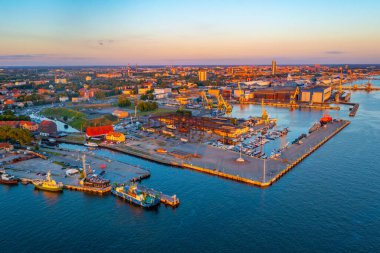 Litvanya 'daki Klaipeda limanının günbatımı görünümü.