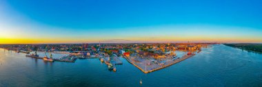 Litvanya 'daki Klaipeda limanının günbatımı görünümü.