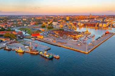 Litvanya 'daki Klaipeda limanının günbatımı görünümü.