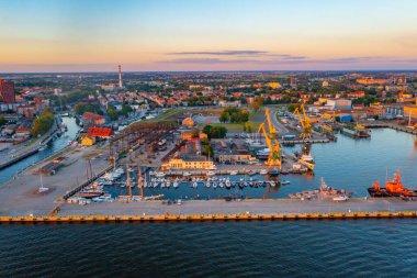 Litvanya 'daki Klaipeda limanının günbatımı görünümü.