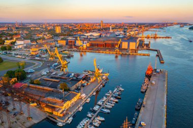 Litvanya 'daki Klaipeda limanının günbatımı görünümü.