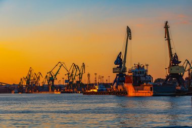 Litvanya 'daki Klaipeda limanının günbatımı görünümü.