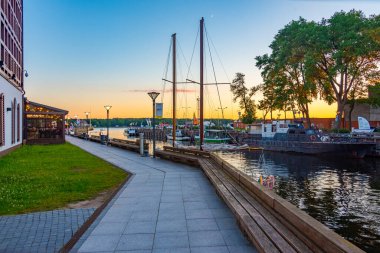 Litvanya, Klaipeda 'da Danes nehrinin kıyısında demirleyen tekneler var..