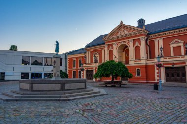 Litvanya 'nın Klaipeda kasabasındaki tiyatro günbatımı manzarası.