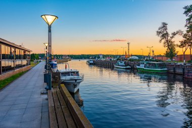 Litvanya, Klaipeda 'da Danes nehrinin kıyısında demirleyen tekneler var..
