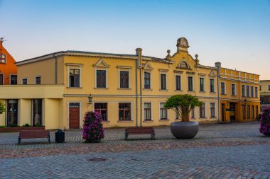 Litvanya 'nın Klaipeda kentindeki tiyatro meydanının gün batımı manzarası.