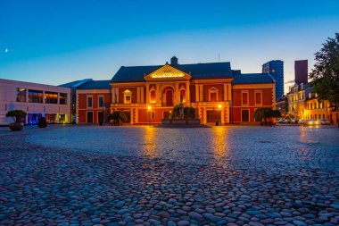 Litvanya 'nın Klaipeda kasabasındaki tiyatro günbatımı manzarası.