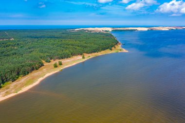 Litvanya 'daki Nagliai kum tepelerinin ve Curonian tükürüğünün kıyılarının havadan görünüşü.