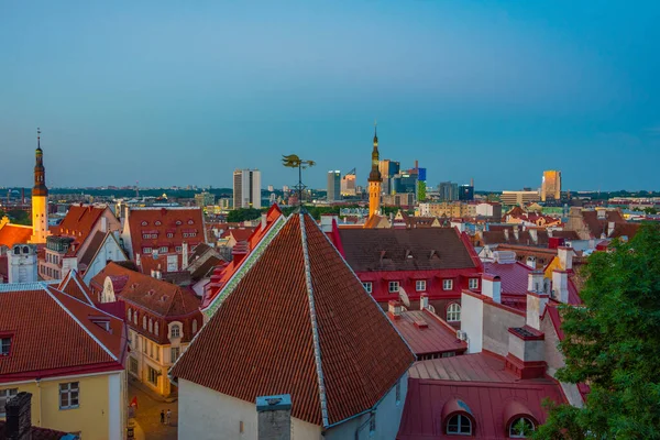 Toompea Hill, Estonya 'dan Tallinn' in günbatımı hava manzarası..