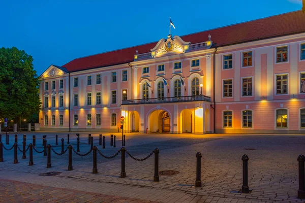 Tallinn, Estonya 'daki Toompea kalesinin gün batımı manzarası .