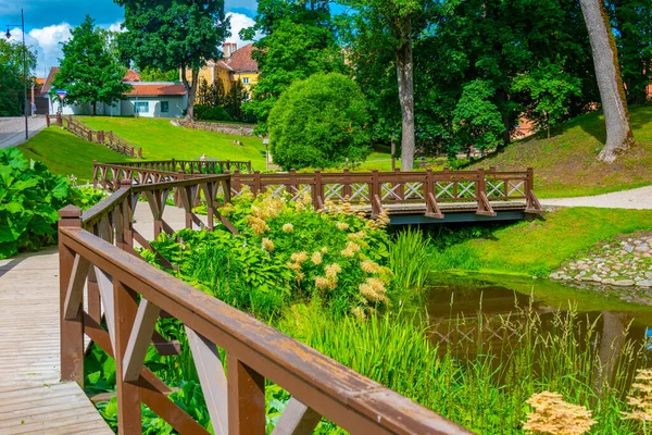 ラトビアの町クルディガにある緑の城公園 — ストック写真