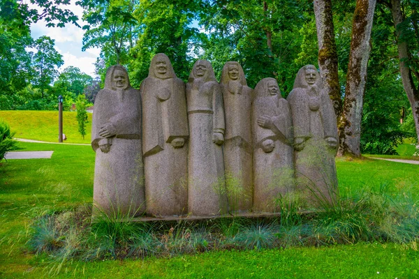 Estátua Mulheres Idosas Parque Castelo Verde Cidade Letã Kuldiga — Fotografia de Stock