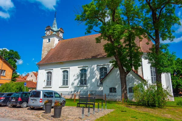 拉脱维亚Kuldiga的圣三一教堂 — 图库照片