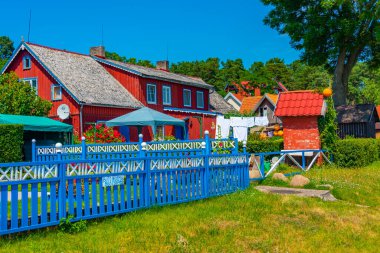 Litvanya köyündeki renkli ev Nida.