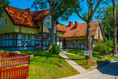 Litvanya köyündeki renkli ev Nida.