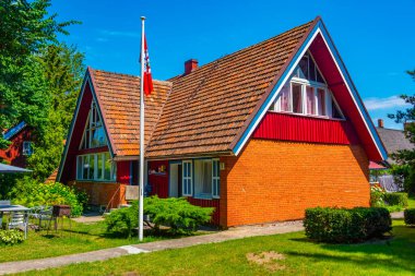 Litvanya köyündeki renkli ev Nida.