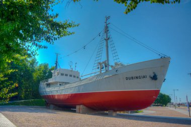 Litvanya 'daki Smiltyne' de açık hava tarihi tekneler sergisi .