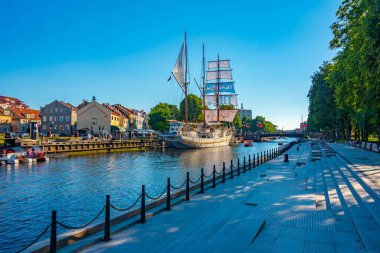 Litvanya 'nın Klaipeda kasabasında tarihi yelkenli Meridian.