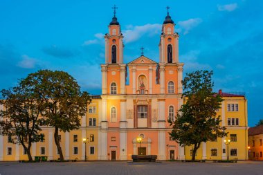 Kaunas, Litvanya 'daki St. Francis Xavier Kilisesi' nin gün doğumu manzarası.
