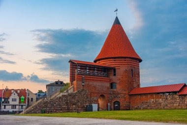 Litvanya 'daki Kaunas kalesinin gündoğumu manzarası.