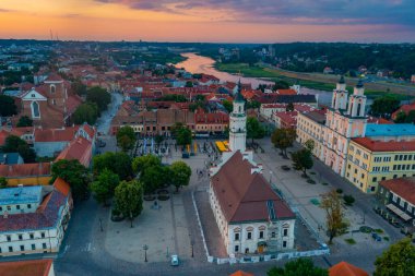 Litvanya 'nın Kaunas belediyesinin gündoğumu manzarası..