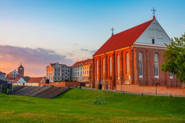 Litvanya, Kaunas 'taki Kutsal Üçleme Kilisesi' nin gündoğumu manzarası.