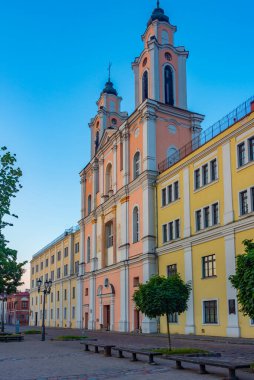 Kaunas, Litvanya 'daki St. Francis Xavier Kilisesi' nin gün doğumu manzarası.