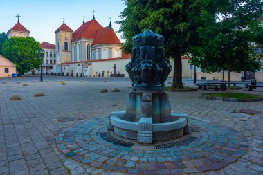 Litvanya, Kaunas 'taki Kutsal Üçleme Kilisesi' nin gündoğumu manzarası.