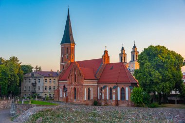 Litvanya, Kaunas 'taki Vytautas Kilisesi' nin gündoğumu manzarası.