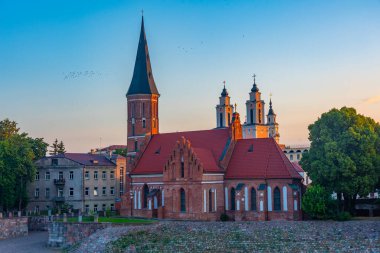 Litvanya, Kaunas 'taki Vytautas Kilisesi' nin gündoğumu manzarası.