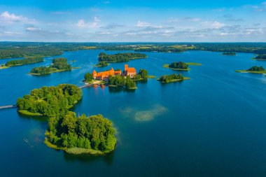 Litvanya 'daki Galve Gölü' ndeki Trakai kalesinin hava görüntüsü.