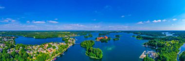 Litvanya 'daki Galve Gölü' ndeki Trakai şatosu ve köyünün panorama manzarası.