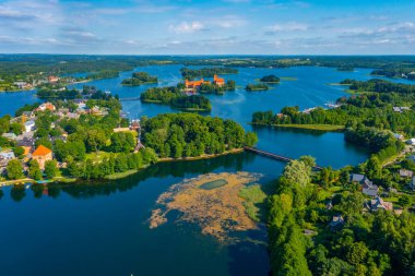 Litvanya 'daki Galve Gölü' ndeki Trakai şatosu ve köyünün panorama manzarası.