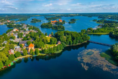 Litvanya 'daki Galve Gölü' ndeki Trakai şatosu ve köyünün panorama manzarası.