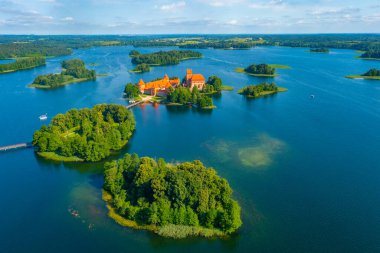 Litvanya 'daki Galve Gölü' ndeki Trakai kalesinin hava görüntüsü.