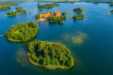 Litvanya 'daki Galve Gölü' ndeki Trakai kalesinin hava görüntüsü.