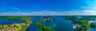 Litvanya 'daki Galve Gölü' ndeki Trakai şatosu ve köyünün panorama manzarası.