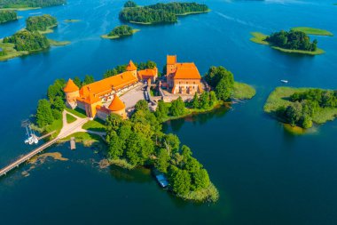 Litvanya 'daki Galve Gölü' ndeki Trakai kalesinin hava görüntüsü.